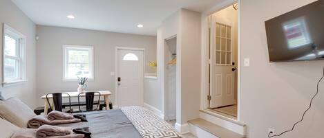 2 bedrooms, iron/ironing board, internet, bed sheets