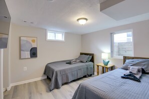 2 slaapkamers, een strijkplank/strijkijzer, internet, beddengoed