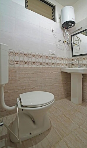 Bathroom | Towels, soap, shampoo, toilet paper