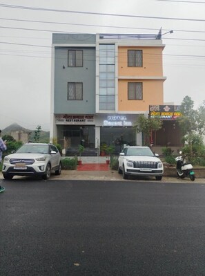 Front of property - Hotel Decent Inn (Udaipur)