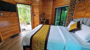 Kahden hengen superior-huone, näköala lomakeskukseen | Työpöytä, kannettavalle tietokoneelle sopiva työtila, pimennysverhot