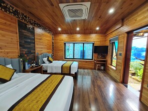 Deluxe kamer, 1 twee- of 2 eenpersoonsbedden, uitzicht op vallei | Hypoallergeen beddengoed, een minibar, een bureau, een laptopwerkplek