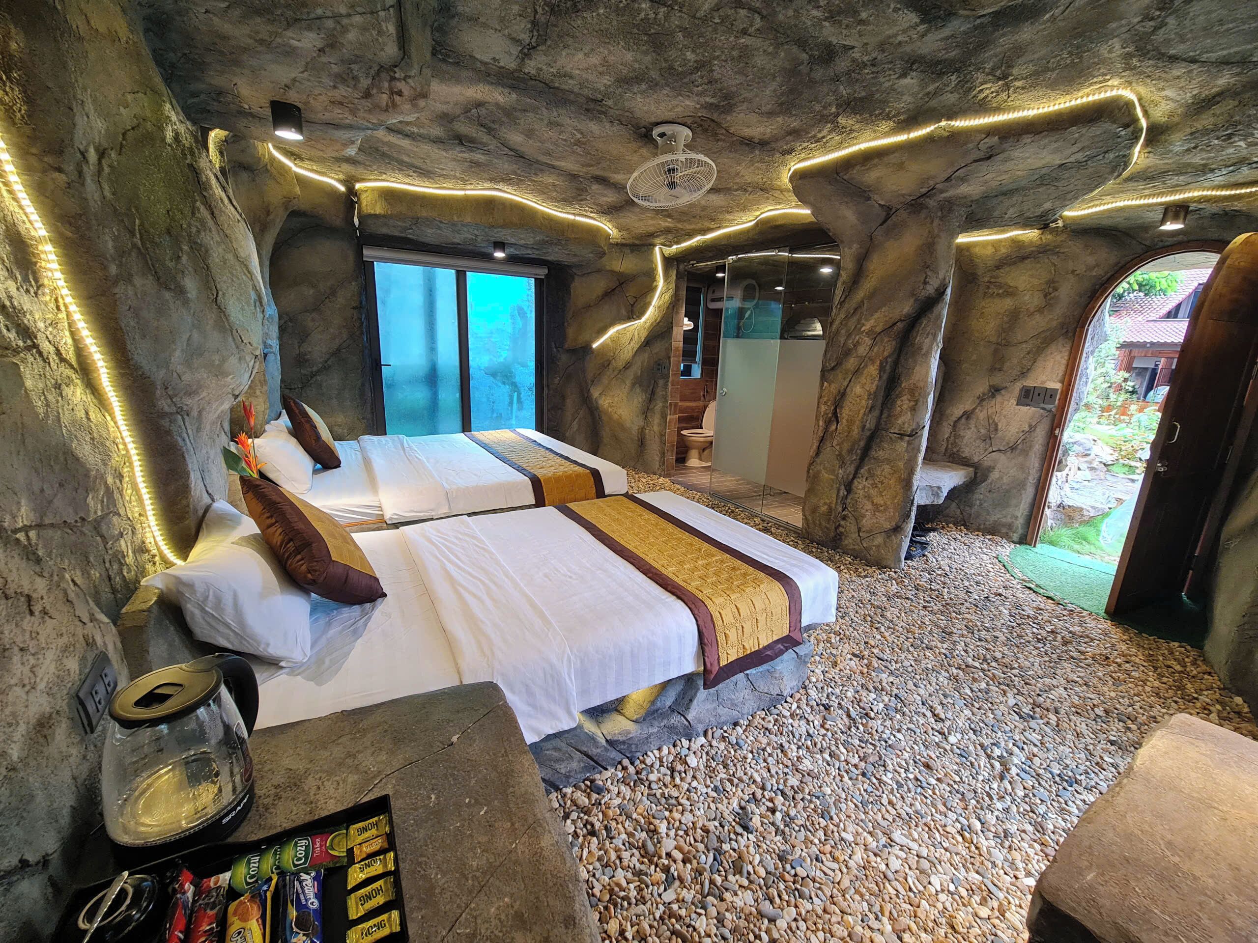 Habitación triple de diseño, vistas al complejo turístico | Ropa de cama hipoalergénica, minibar, escritorio