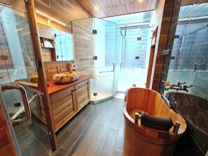 Kamar Double Mewah, pemandangan lembah | Kamar mandi | Perlengkapan mandi desainer, pengering rambut, sandal, dan handuk