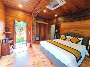 Luxe tweepersoonskamer, uitzicht op vallei | Hypoallergeen beddengoed, een minibar, een bureau, een laptopwerkplek