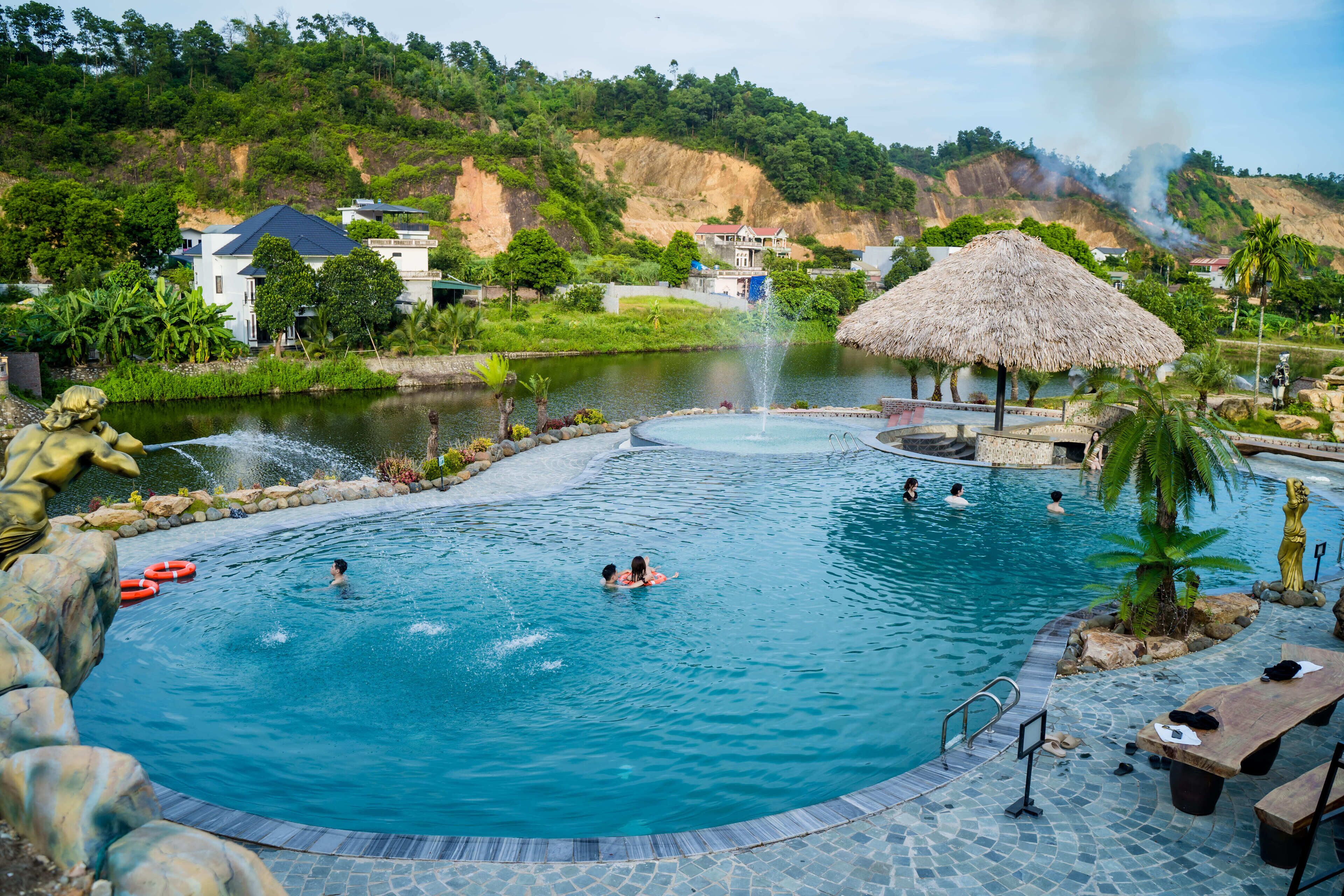 Una piscina al aire libre