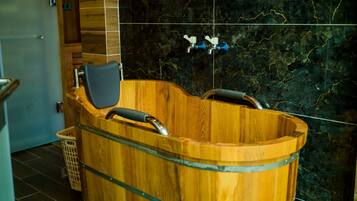 Kahden hengen luksushuone, näköala laaksoon | Yksityinen kuumavesiallas