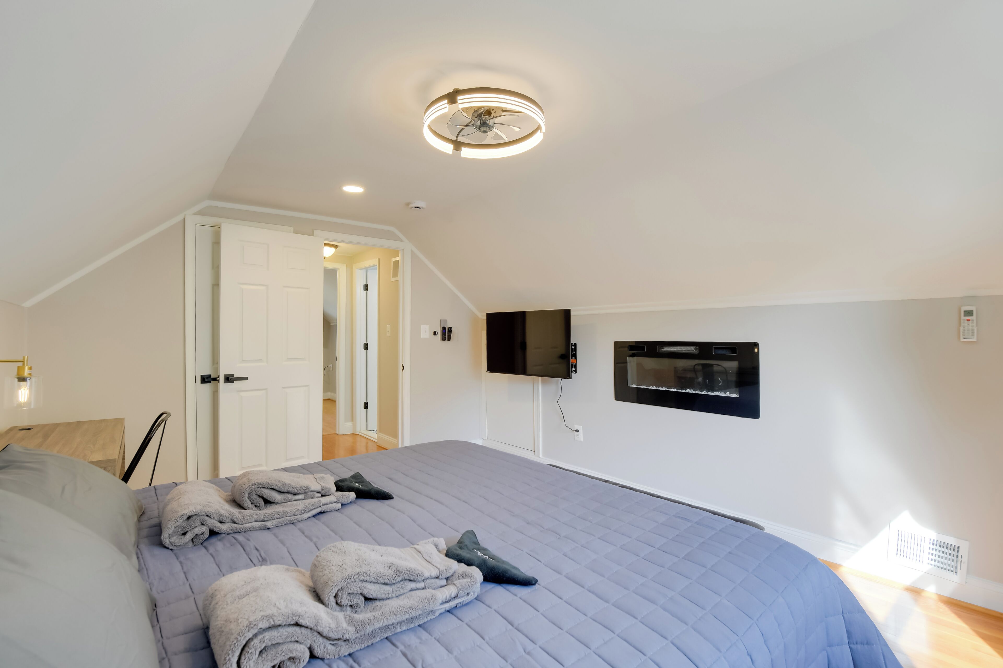 4 bedrooms, desk, iron/ironing board, internet