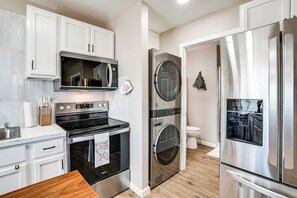 Køleskab, mikrobølgeovn, kogeplade, opvaskemaskine