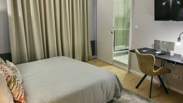 Desk, Internet, bed sheets