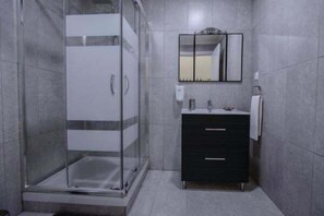 Ducha, secador de pelo, toallas