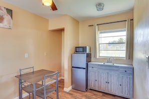 Fridge, microwave, dining tables - Pet-Friendly Studio 2 Mi to Dtwn Sebring! (Sebring)