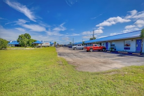 Property grounds - Pet-Friendly Studio 2 Mi to Dtwn Sebring! (Sebring)