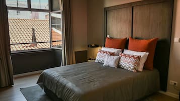 Skrivebord, internetforbindelse, sengetøj