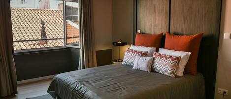 Desk, Internet, bed sheets