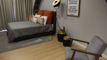 Skrivbord, internet och sängkläder