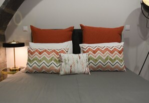 Skrivbord, internet och sängkläder