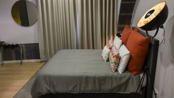 Desk, Internet, bed sheets