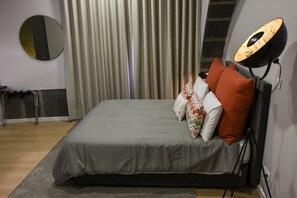 Escrivaninha, acesso à internet, roupa de cama