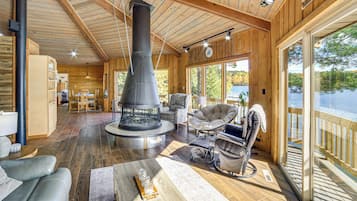 تلفزيون، مدفأة، كُتُب