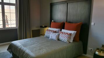 Escritorio, acceso a internet y ropa de cama