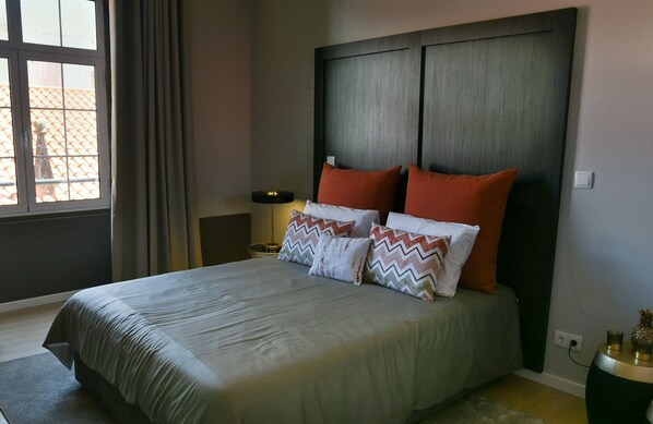 Desk, Internet, bed sheets