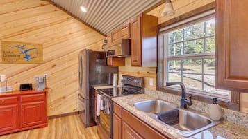 ثلاجة، ميكروويف، موقد طهي مسطح، غسالة أطباق