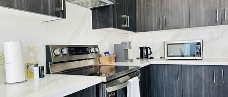 冰箱、微波炉、烤箱、炉灶