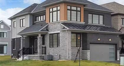 Spacious 4BR Niagara Family Home•Near Falls, Brock & Wine Country •Free Parking.