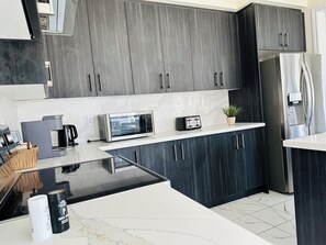 Frigorifero, microonde, forno, piano cottura