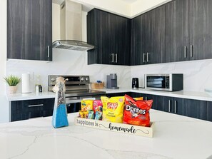 ثلاجة، ميكروويف، فرن، موقد طهي مسطح