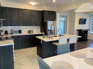 Fridge, microwave, oven, stovetop - Niagara Falls Getaway•Beautiful 4BR Family Home•Free WiFi•Smart TV•Free Parking. (Thorold)