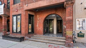 Exterior detail - Gallery Flat by Dupont Circle Large patio & Grill (Washington)