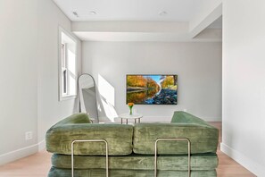 TV - Gallery Flat by Dupont Circle Large patio & Grill (Washington)