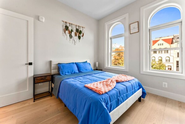 Desk, iron/ironing board, WiFi, bed sheets