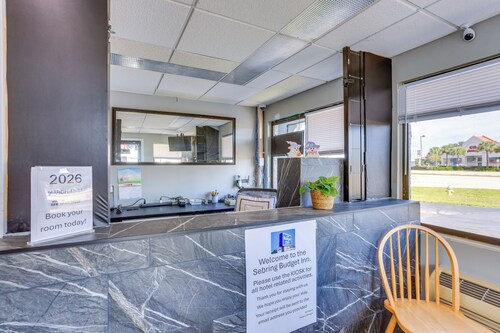 Walk to Lake Jackson: Convenient Studio in Sebring