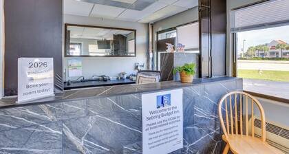 Walk to Lake Jackson: Convenient Studio in Sebring