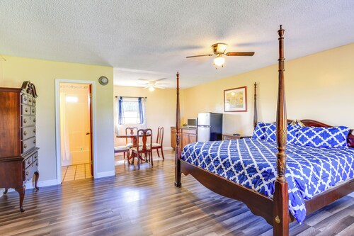 Walk to Lake Jackson: Convenient Studio in Sebring