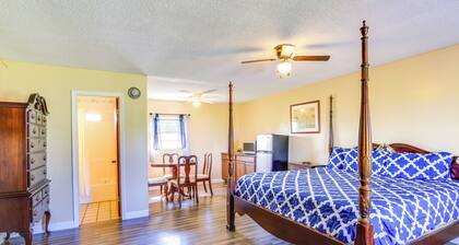 Walk to Lake Jackson: Convenient Studio in Sebring