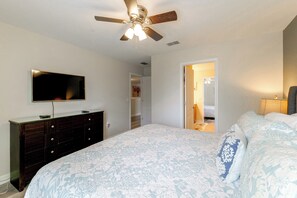 A bedroom with a bed, a TV, a ceiling fan, and a wardrobe. - ChampionsGate Resort Perks! Fun-Filled Family Home (Davenport)