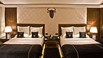 Glamping Tent | Caja de seguridad en la habitación y tabla de planchar con plancha