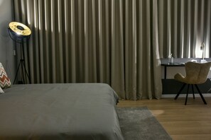Escritorio, internet y ropa de cama 