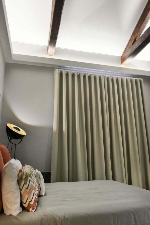 Skrivebord, internetforbindelse, sengetøj