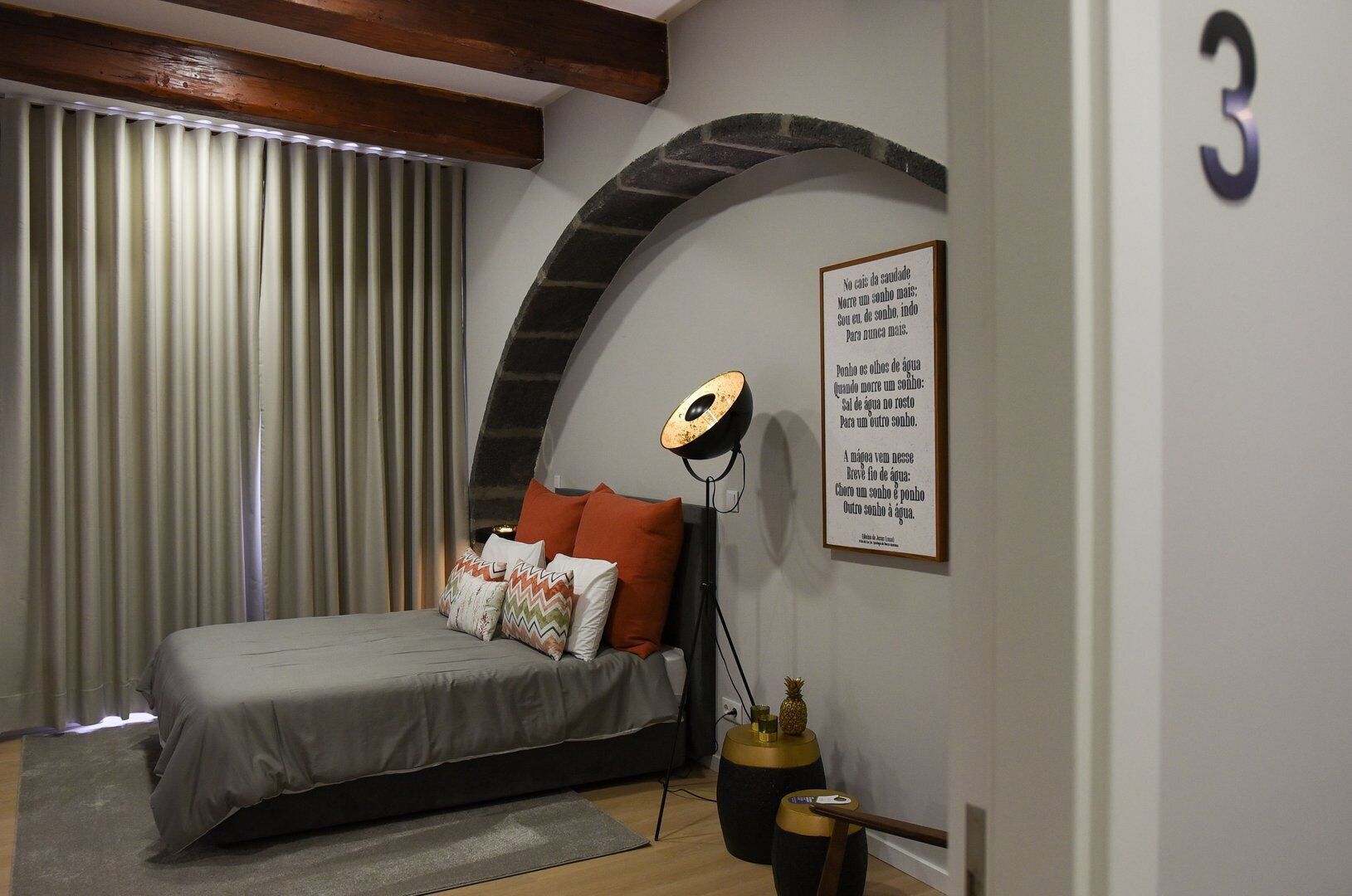 Una scrivania, accesso a Internet, lenzuola