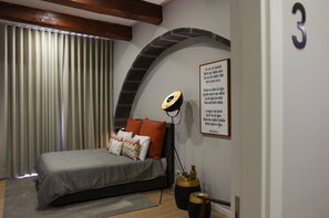 Skrivebord, internettilgang og sengetøy