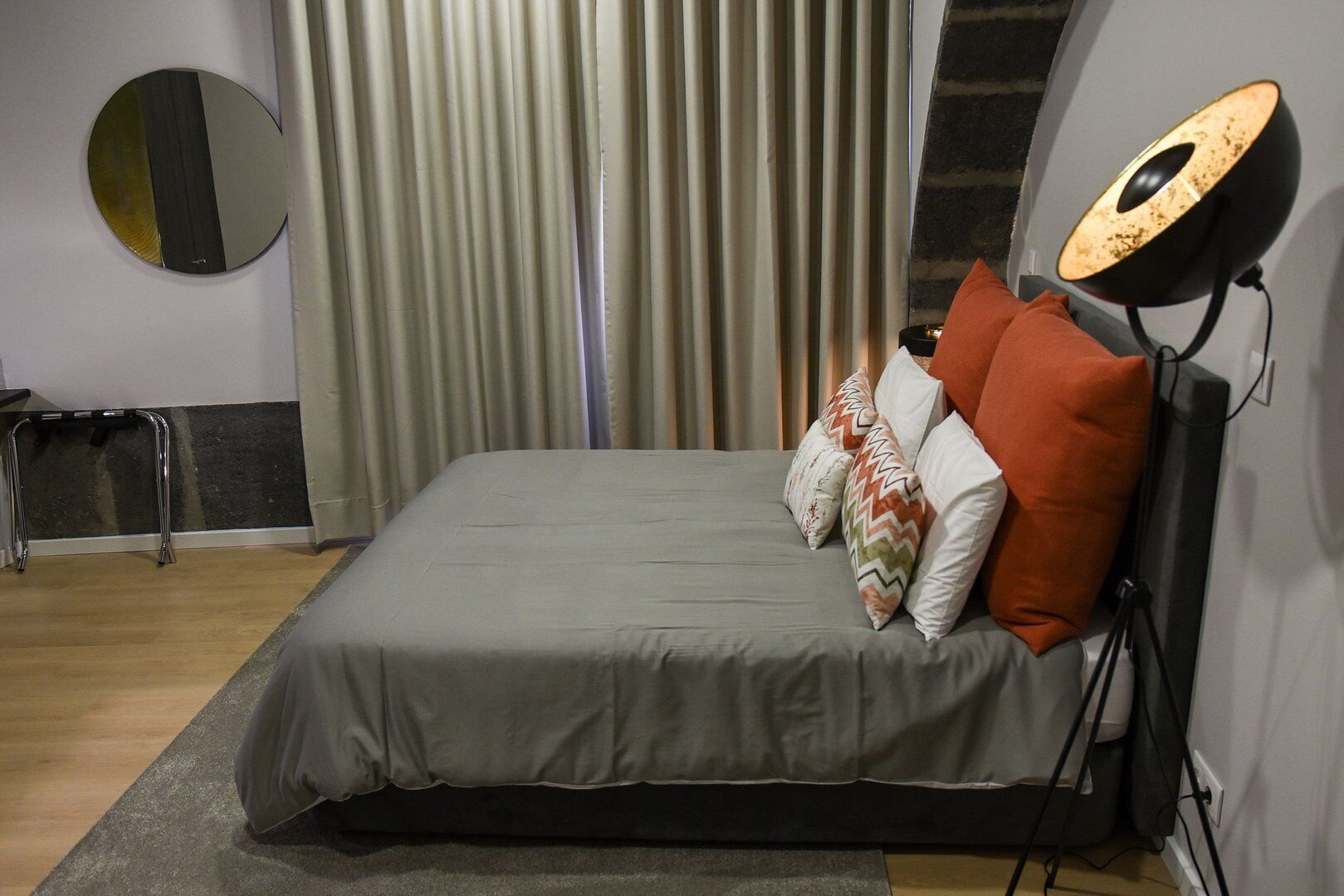 Une chambre à coucher avec un lit, des oreillers, un bureau et une chaise.