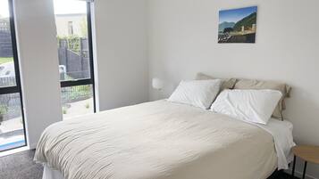 5 bedrooms, iron/ironing board, Internet, bed sheets