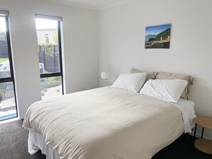 5 bedrooms, iron/ironing board, Internet, bed sheets