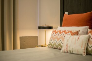 Escritorio, acceso a internet y ropa de cama 