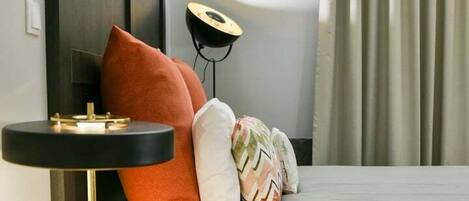 Escrivaninha, acesso à internet, roupa de cama